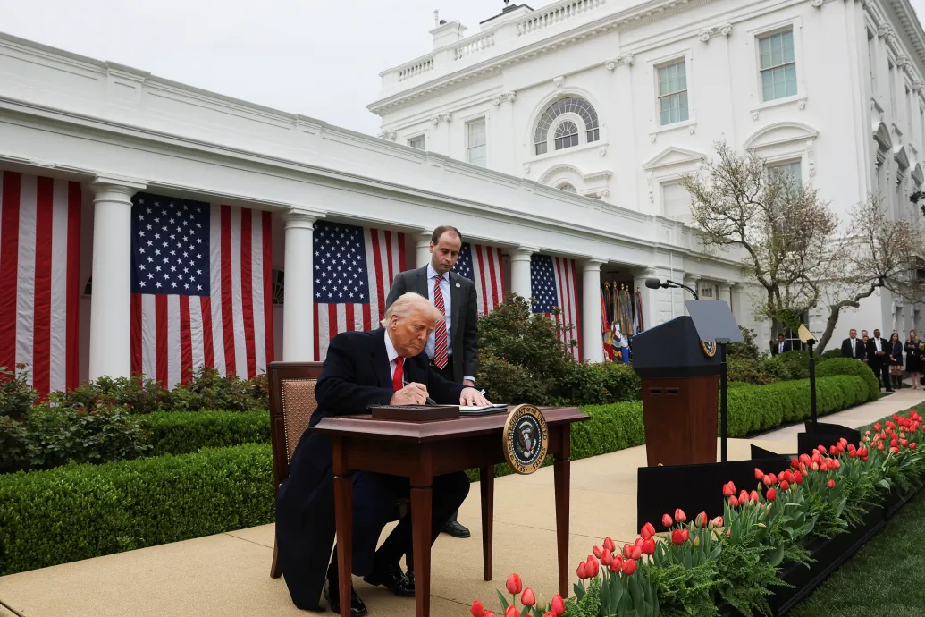 A világ egy korlátok nélküli elnököt láthatott, aki több milliárd ember sorsát kockáztatja – írja Trump bejelentéséről a CNN – Forrás: Telex.hu