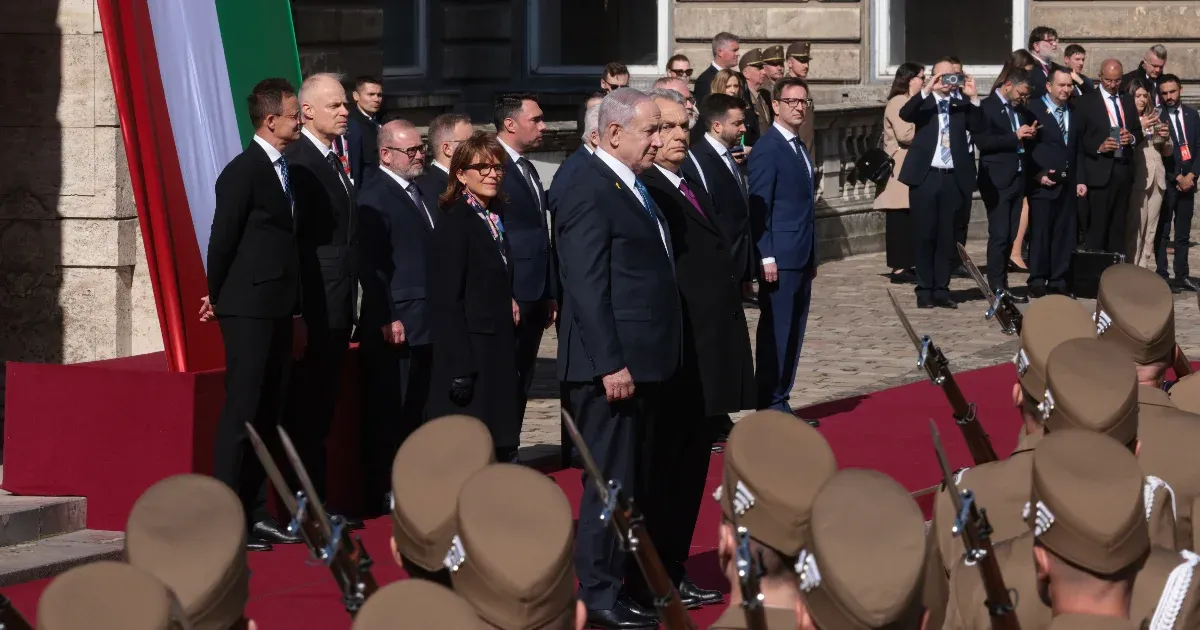 Megérkezett Netanjahu az Oroszlános udvarba, Orbán Viktor fogadta őt
