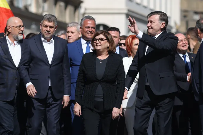 Crin Antonescu a feleségével, Adina Văleannal és az őt indító pártok politikusaival érkezik a Központi Választási Irodához a támogató aláírásai leadásához – Fotó: George Calin / Inquam Photos