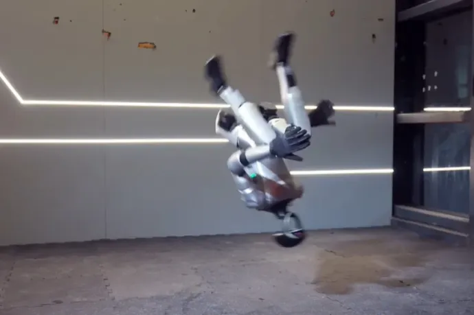 Bemutatták azt a humanoid robotot, ami már oldalszaltózni is tud