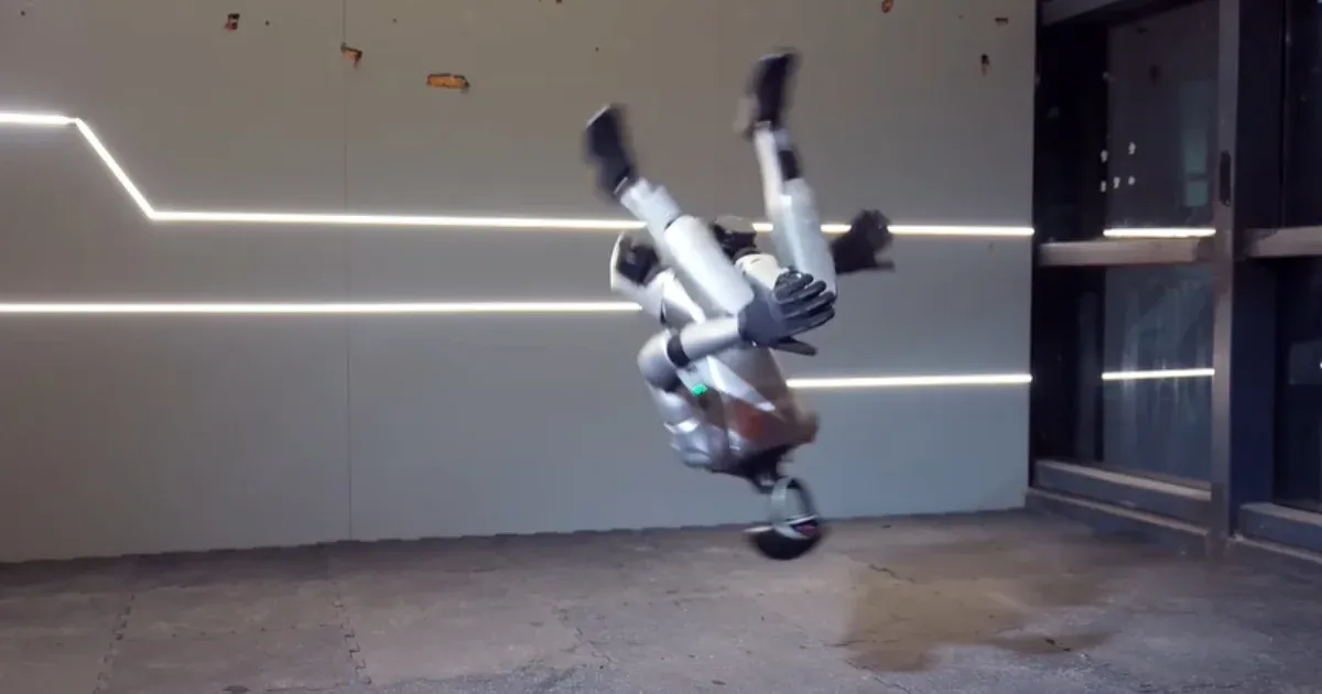 Bemutatták azt a humanoid robotot, ami már oldalszaltózni is tud