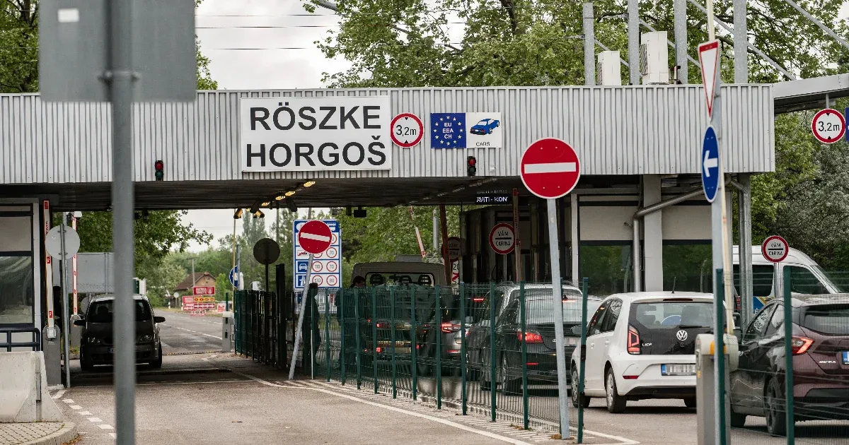 Fertőtlenítik a röszkei határátkelőn a Szerbiába tartó járműveket