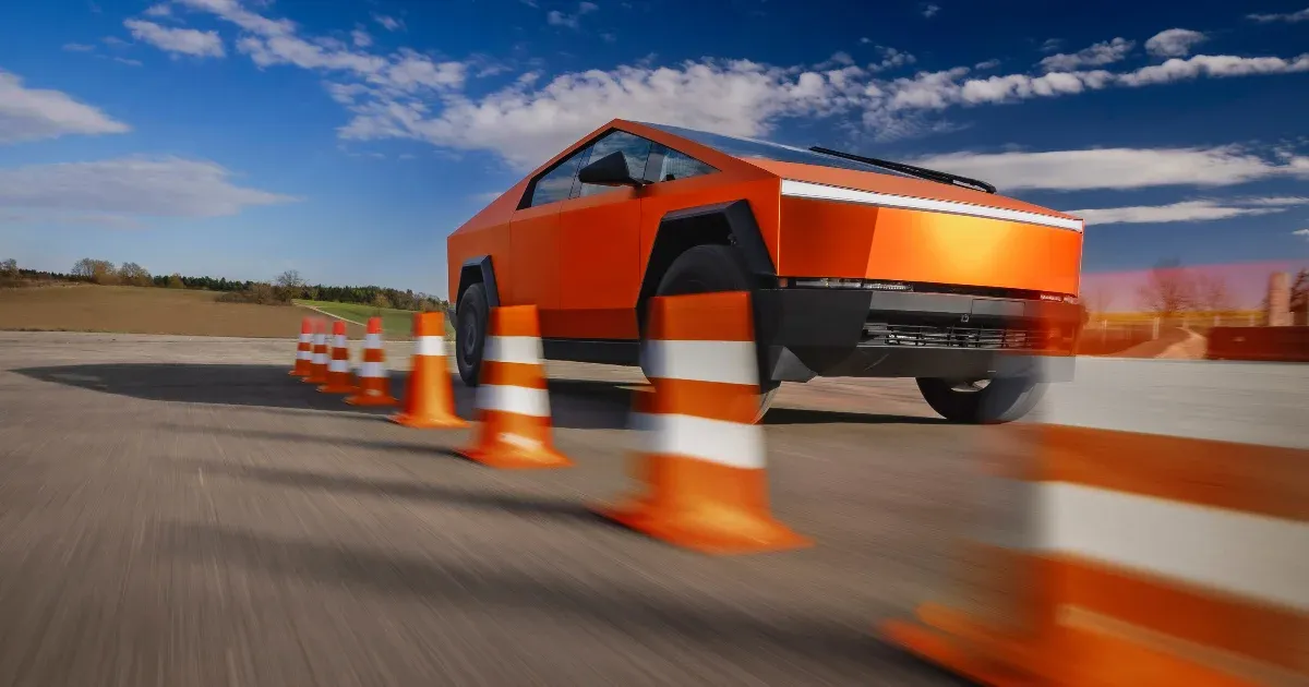 Nagyon erős, nagyon gyors, de a szlalomot nem szereti a Tesla Cybertruck