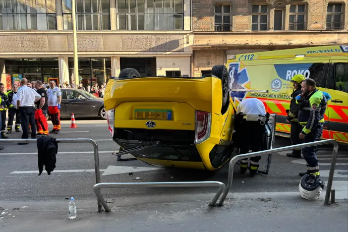 Három autó ütközött az Astoria közelében, az egyik kocsi felborult