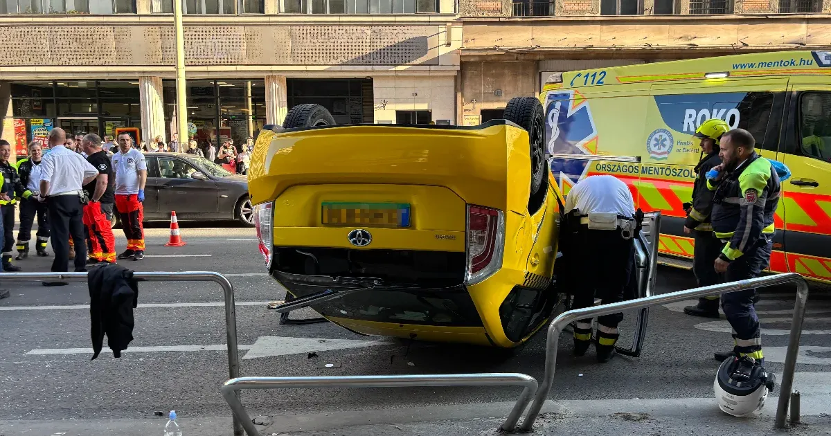 Három autó ütközött az Astoria közelében, az egyik kocsi felborult