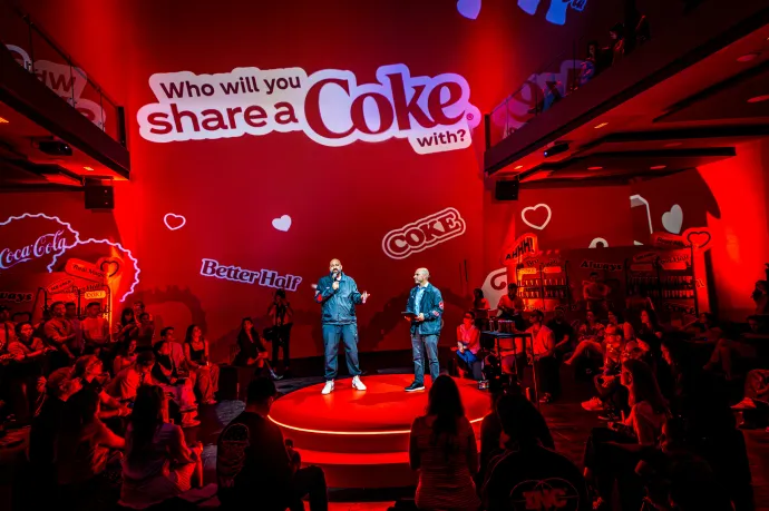 Emlékszel még a névre szóló kólásüvegekre? Gen Z-re szabva térnek vissza