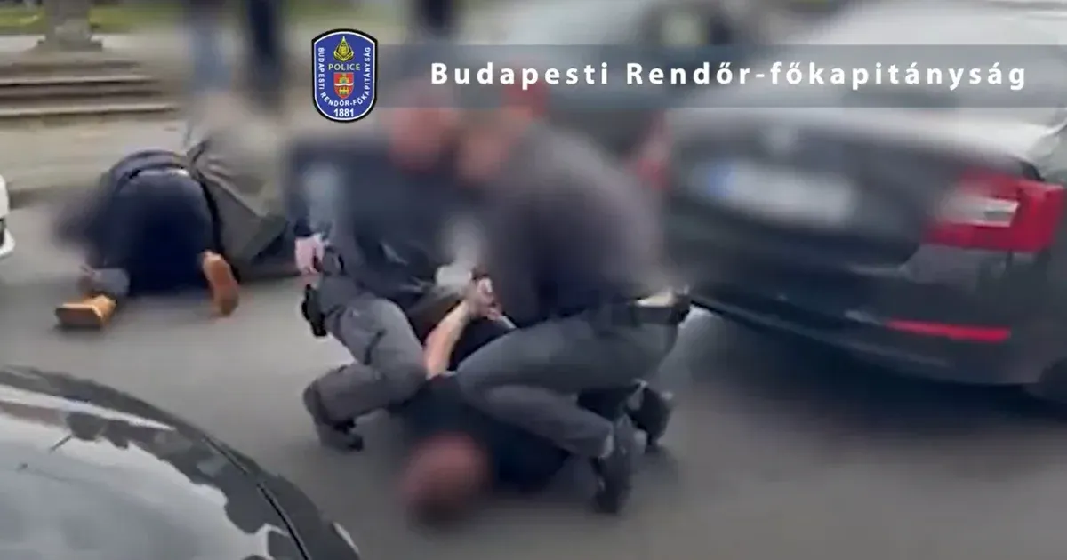 Rajtaütés: egy pillanat alatt rángattak ki a rendőrök három embert az autóból