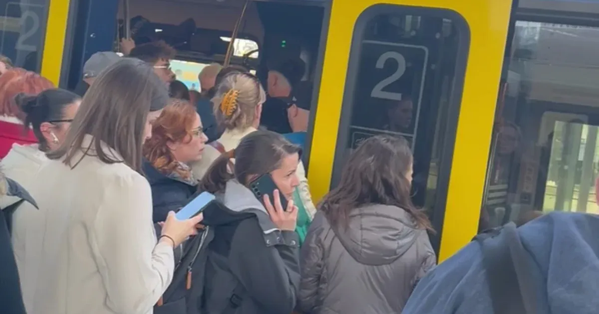 Felborult a menetrend, nem fértek fel az utasok a győri vonatra Kelenföldön