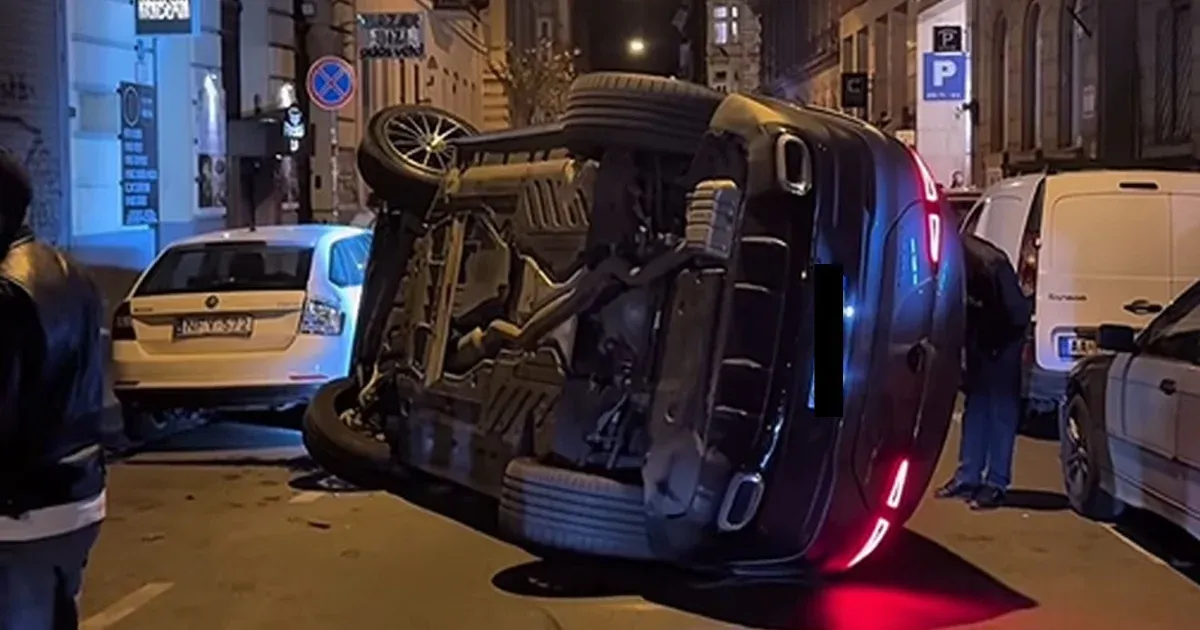 Ritkán látható manővert hajtottak végre egy Mercedesszel a Dob utcában
