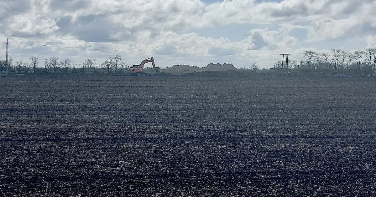 Sötét folyadék bugyog fel a földből a Csemeztanyán elföldelt marhákból, az Agrárminisztérium szerint minden rendben zajlik