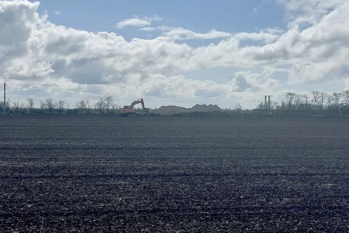Sötét folyadék bugyog fel a földből a Csemeztanyán elföldelt marhákból, az Agrárminisztérium szerint minden rendben zajlik