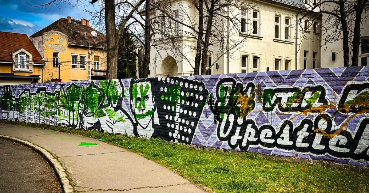 Elfogták a férfit, aki megrongálta a Benedek Tibor tiszteletére állított emlékfalat Újpesten