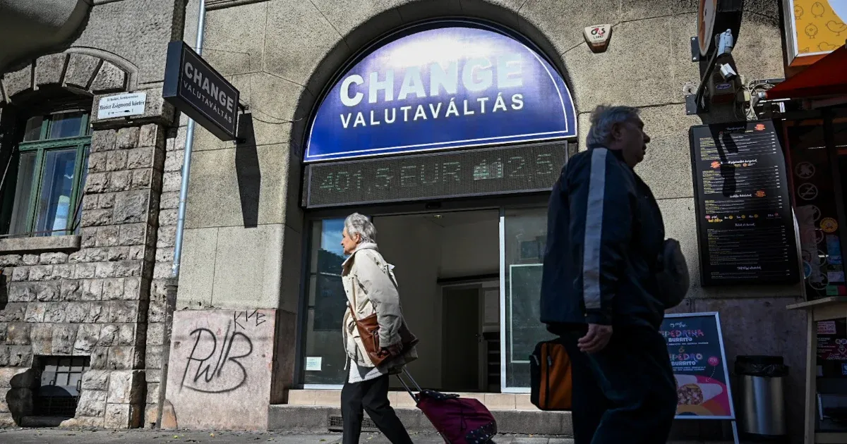 Kéthavi mélypontján járt a forint, gyengül a dollárral szemben is