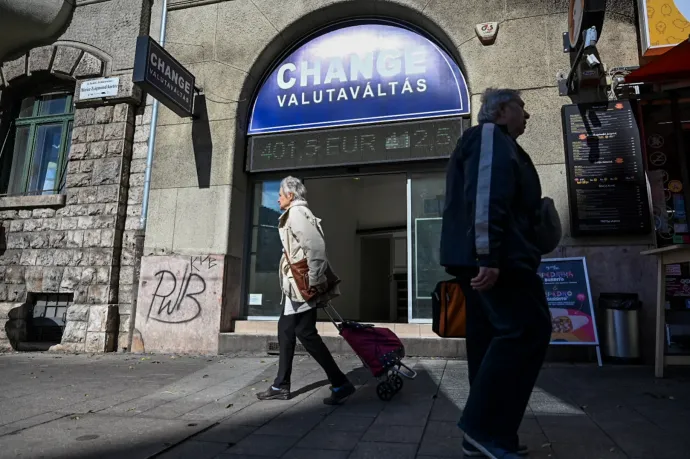 Kéthavi mélypontján járt a forint, gyengül a dollárral szemben is