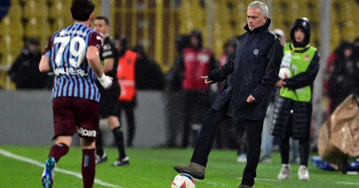 Három meccsre eltiltották az ellenfél edzőjének orrát megcsavaró Mourinhót
