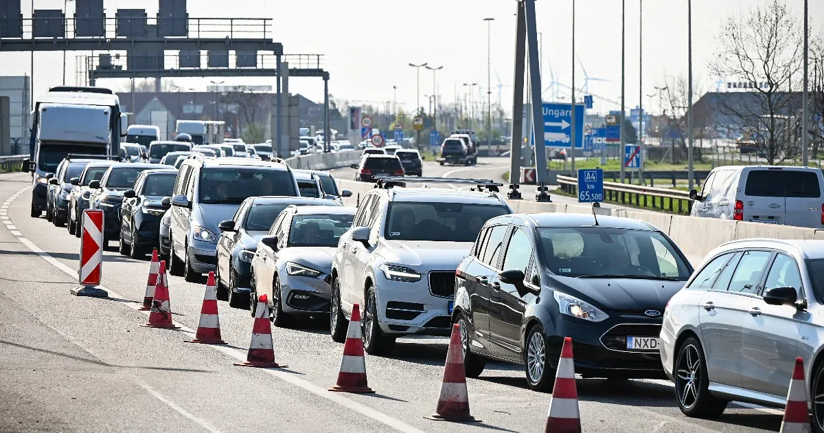 Hét kilométeres sorban másfél óra várakozás után lehetett átjutni a soproni határon reggel