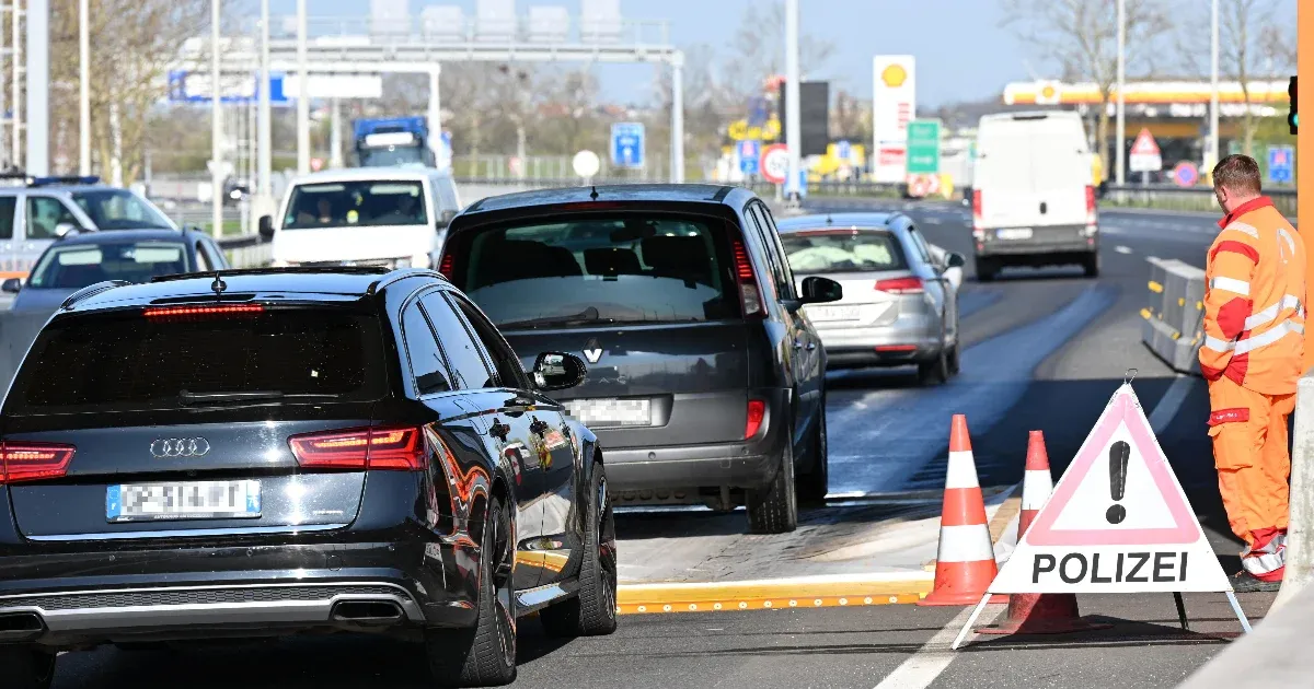 A szlovák kormány a magyar kormányt hibáztatja, éjféltől lezárnak 16 szlovák–magyar kishatárátkelőt