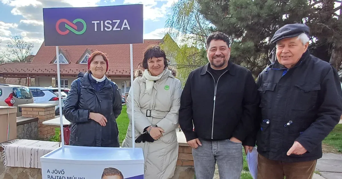Caramel pár éve még egy fideszes jelölttel lépett fel a kampányban, most a Tisza Párt pultjánál pózol