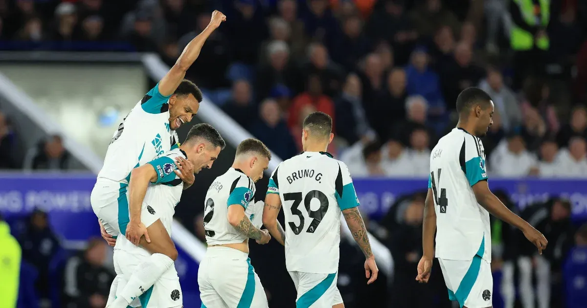 Pár centin múlt, hogy félpályás gólt lőjön a Newcastle védője, így az év egyik legfurcsább gólpasszát hozta össze