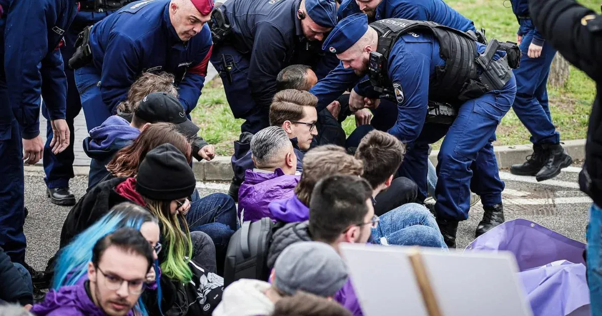 84 500 forintos bírságot kaptak a momentumosok, akik a Kossuth rádiónál állták el Orbán Viktor útját