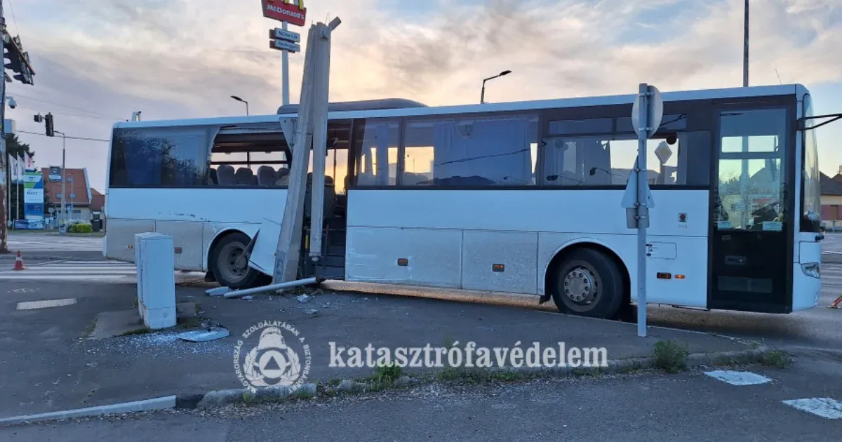 Egy gyerek elkötött egy buszt, majd kidöntött vele egy oszlopot Szolnokon