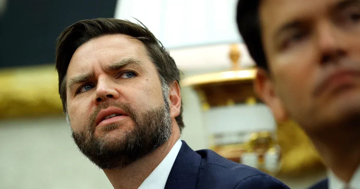 J. D. Vance leparasztozott 1,4 milliárd kínait, azóta ez lett az ottani net kedvenc témája, és a külügy is visszaszólt
