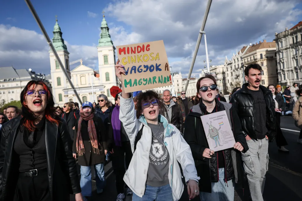 „A gyülekezés alapjog” – Az Erzsébet hídon tüntetnek Hadházy Ákosék – Forrás: Telex.hu