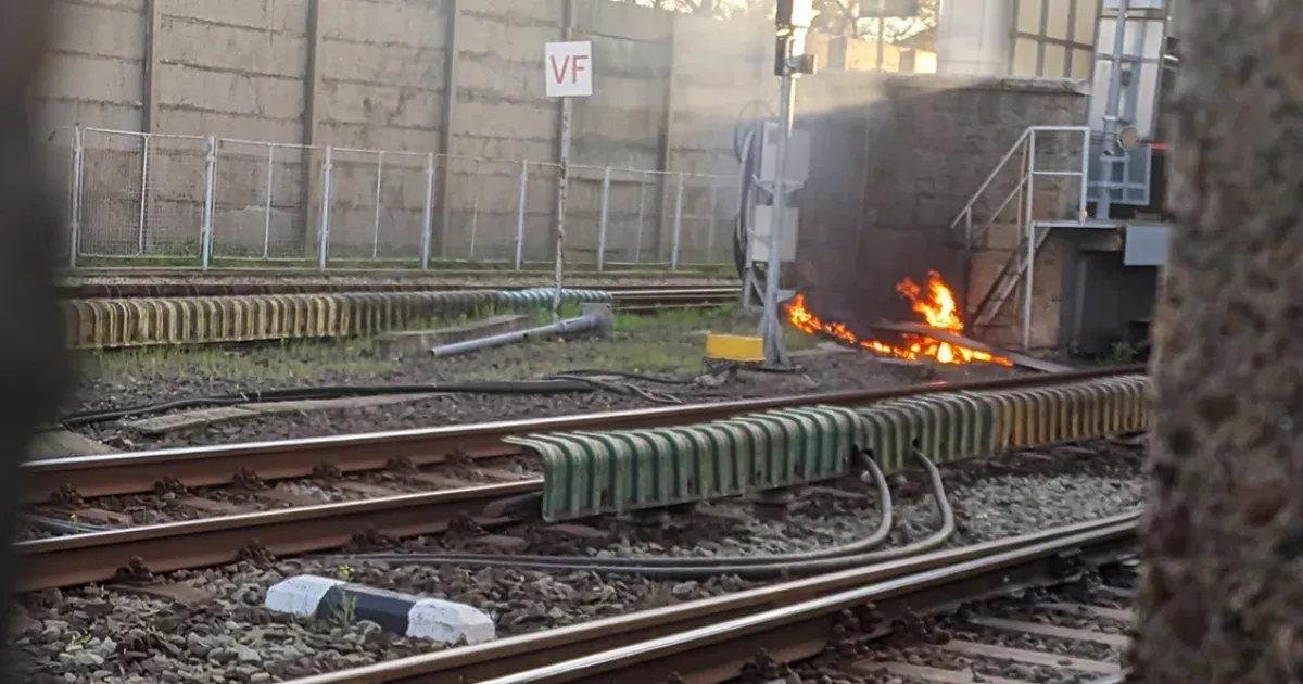Tűz miatt leállt az M2-es metró a Pillangó utcánál, reggelre állhat helyre a közlekedés