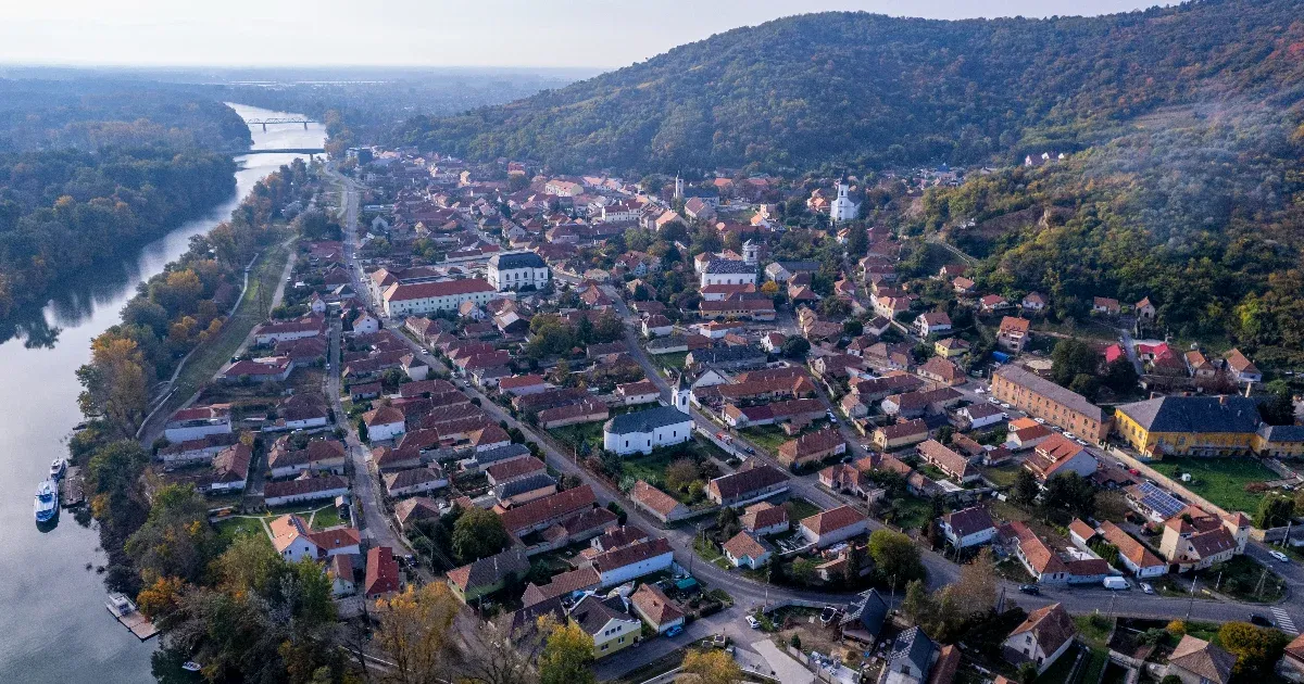 A tokaji főtéren egymást érik a kormányközeli vállalkozók ingatlanjai