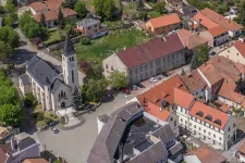 A tokaji főtéren egymást érik a kormányközeli vállalkozók ingatlanjai
