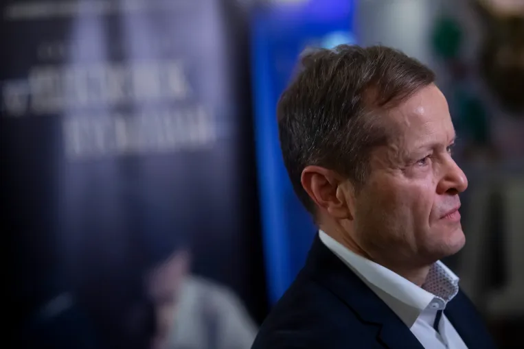Felbontja a kormány Krausz Ferenc Élvonal Alapítványának 260 milliárdos szerződését