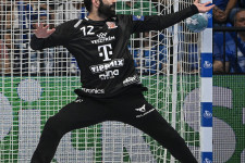 Megörökli a következő kormány a bankok és telekom cégek áremelési szándékait