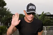 Jean-Claude Van Damme szerint nem igaz, hogy fiatal román nőket ajánlott fel neki egy bűnszervezet