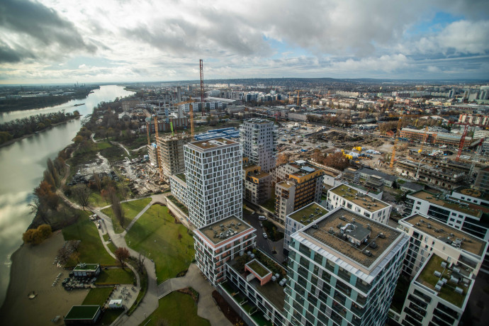 Az épülő BudaPart városnegyed a Mol új székházából, a Kopaszi-gát mellett épült Mol Campusból fotózva 2022 végén. Fotó: MTI/Balogh Zoltán