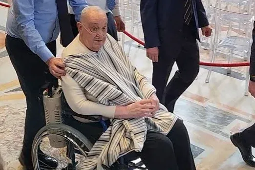 Váratlanul megjelent Ferenc pápa a Szent Péter-bazilikában