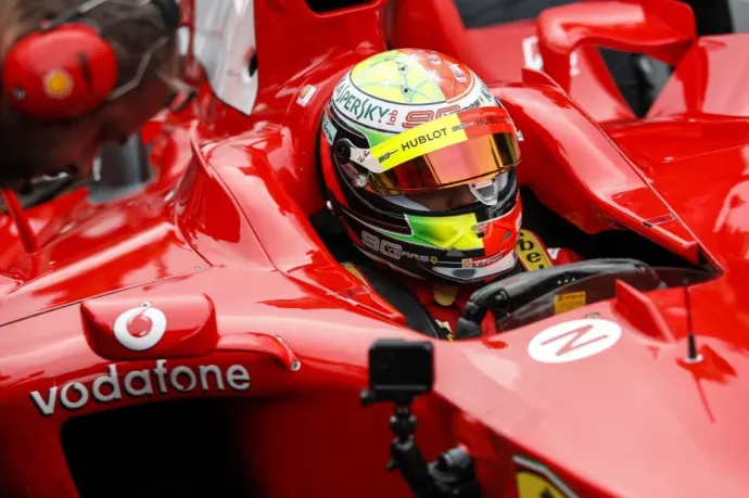 Michael Schumacher felesége segítségével odaírta nevének kezdőbetűit egy bukósisakra