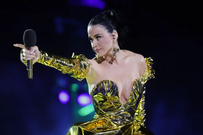 Jeff Bezos cége hétfőn az űrbe repíti Katy Perryt