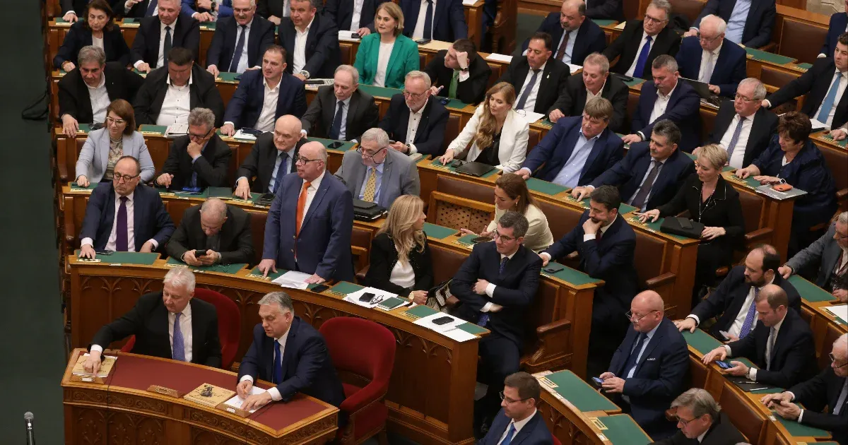Felfüggesztették Hadházy Ákos és a Momentum több képviselőjének mentelmi jogát