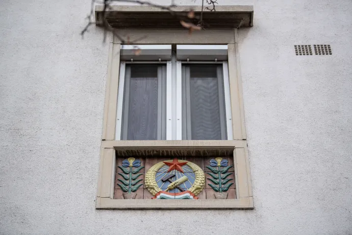 Egy győri házon ma is ott ragyog a vörös csillagos Rákosi-címer
