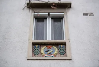 Egy győri házon ma is ott ragyog a vörös csillagos Rákosi-címer