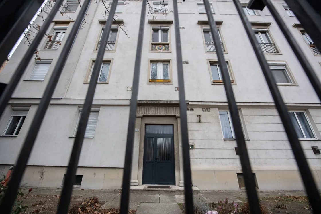 Egy győri házon ma is ott ragyog a vörös csillagos Rákosi-címer