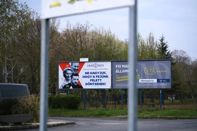 Többszöri felszólításra tüntette el a Publimont a kormánypropagandát a pécsi iskola udvaráról