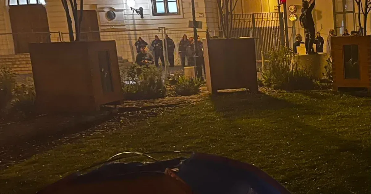 Maroknyi demonstráló maradt a Várban szerda reggelre