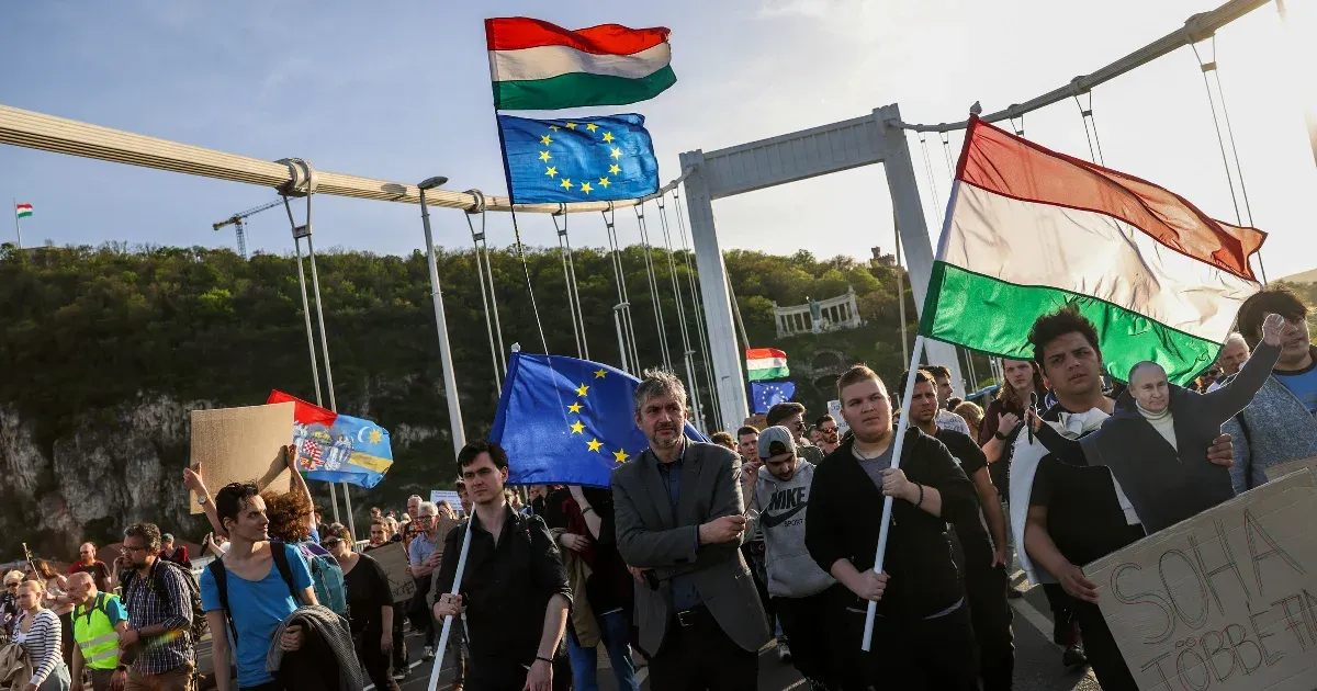 „Lehet eredményt elérni, csak nem kell abbahagyni” – mondta Hadházy, miután megint elfoglalták az Erzsébet hidat