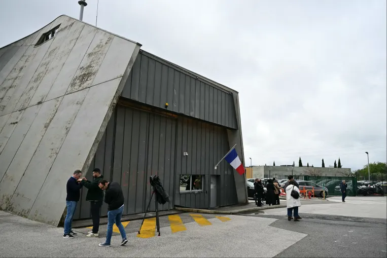 Felgyújtott autók, lövésnyomok és egy rejtélyes betűszó – drogbandák bosszúja lehet a franciaországi támadássorozat