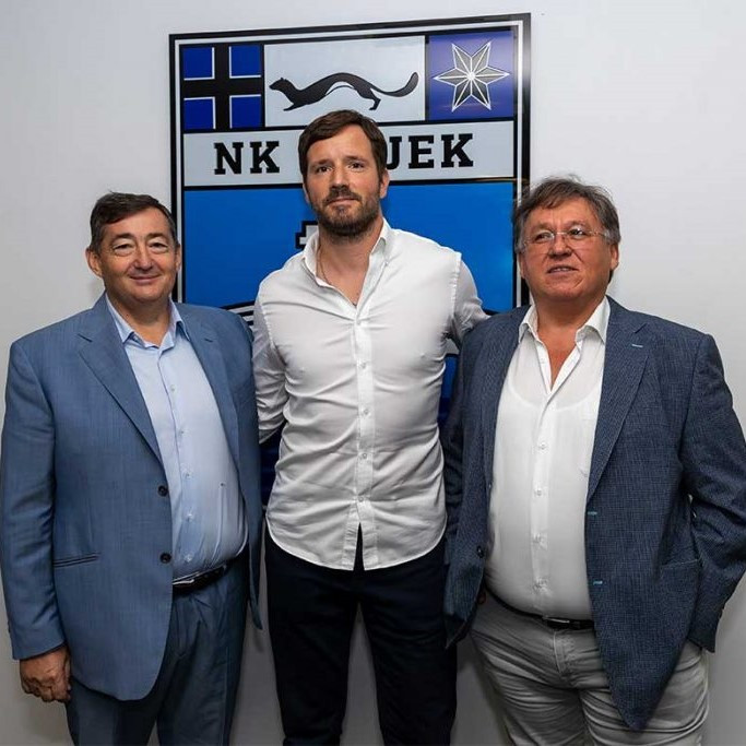 Az UEFA-n kívül senki nem hiszi el Mészáros Lőrincnek, hogy eladta a focicsapatát