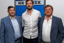 Az UEFA-n kívül senki nem hiszi el Mészáros Lőrincnek, hogy eladta a focicsapatát