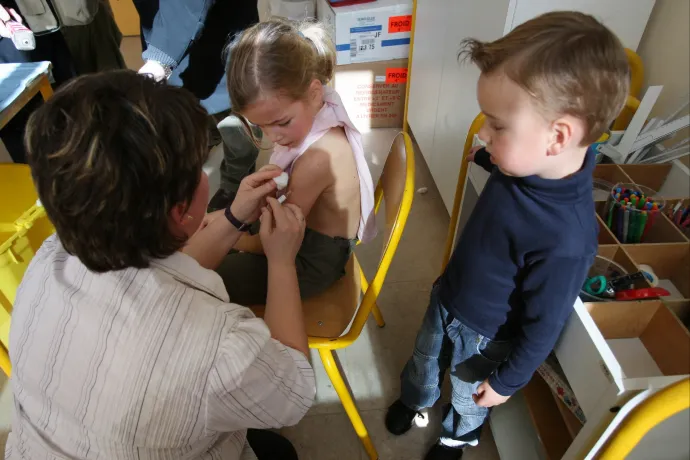 Fact-check: Tényleg nem vizsgálják megfelelően a gyerekek oltásait?