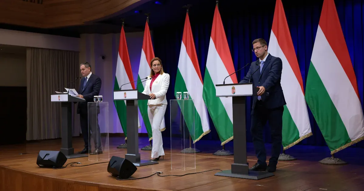 Gulyás Gergely: Az ukrán zászlót lobogtató Magyar Péter a legkevésbé sértő mém, amit valaha csináltak