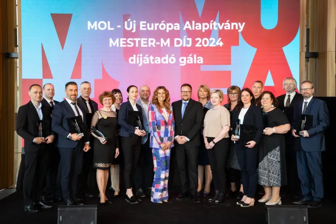 A Mester-M Díj díjátadó gálája 2025 április 17-én, középen Miklósa Erika, az Alapítvány kuratóriumi elnöke – Fotó: Mol – Új Európa Alapítvány